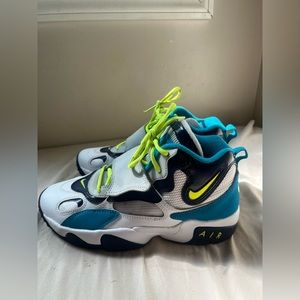 NIKE AIR SPEED TURF BOYS SIZE 6Y